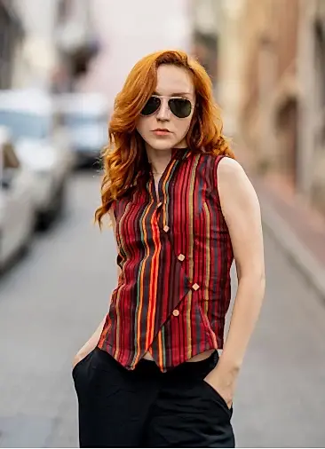 Çapraz Düğmeli Çizgili Kolsuz Kırmızı Bluz 420